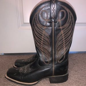 Black leather women’s ariat cowboy boot